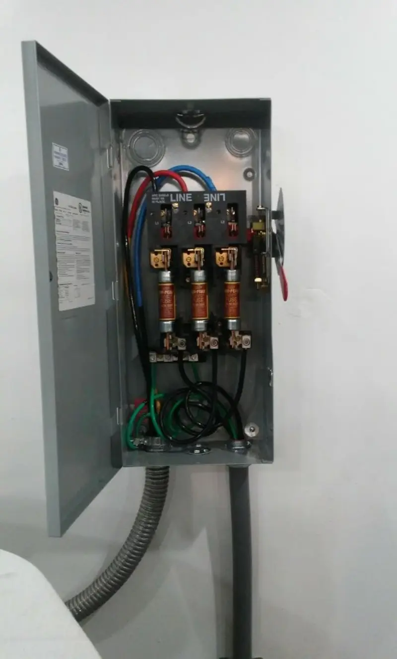 Three-phase disconnect switch installed for Smoke Detector Installation in Moberly